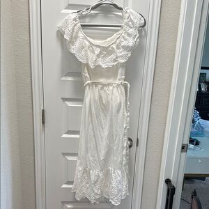Women’s Elegant White Lace Ruffle Dress (can be off the shoulder) Size Small